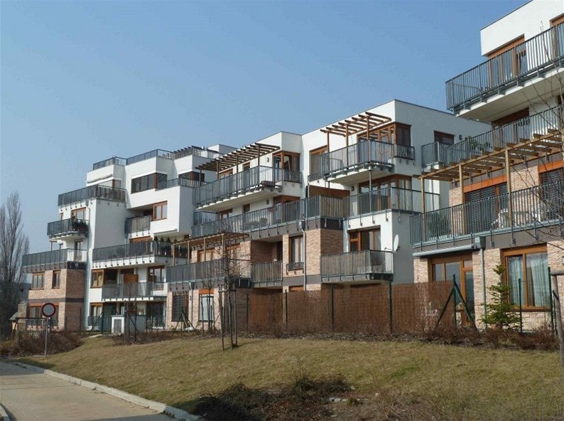 Novostavby se v Praze i v regionech prodávají drá� ne� p�ed rokem.