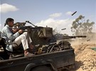 Libyjtí povstalci na bojové linii u Misuráty (21. kvtna 2011)