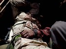 Zajatý Kaddáfího voják zranný v bojích u Misuráty (23. kvtna 2011)