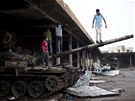 Dti z Misuráty na rozstíleném tanku (22. kvtna 2011)