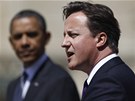 Britský premiér David Cameron (vpravo) a americký prezident Barack Obama v Downing Street (25. kvtna 2011)