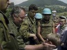 Neboj,nic se ti nestane. Ratko Mladi hladí v roce 1995 ve Srebrenici muslimského chlapce 