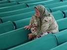 Bosenská muslimka oplakává stovky v roce 2004 obtí masakru ve Srebrenici