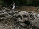 Odkrývání hromadného hrobu u Srebrenice v roce 2007