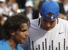 BYL JSI DOBREJ. panlský tenista Rafael Nadal chválí souupee Johna Isnera z USA, který ho potrápil v prvním kole Roland Garros.