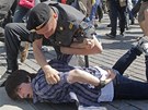 Ruský policista zatýká jednoho z úastník pochodu za práva homosexuál