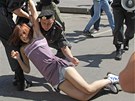 Moskevská policie zatýká dívku, která se zastnila pochodu za práva gay