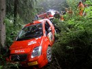 Polská posádka Rafa Janczak a Tomasz Sadlik zstali se svým Citroënem C2 R2 Max v lese mimo tra, vyprostit je pomáhali hasii 