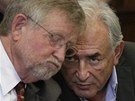 Strauss-Kahn (vpravo) s prokurátorem Williamem Taylorem u soudu (19. kvtna 2011)
