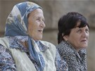 Dv obyvatelky Blehradu ekají ped místním soudem na píjezd Ratko Mladie (27. kvtna 2011)