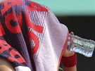 Ruska Vera Zvonarevová se chrání ped sluncem v souboji s krajankou Pavljuenkovou v osmifinále Roland Garros