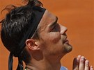 Fabio Fognini se raduje z postupu do tvrtfinále Roland Garros, akoliv duel s Montaesem dohrával zranný