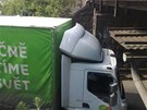Vyproování kamionu z pod viaduktu v Rabakovské ulici v Praze 