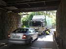 Vyproování kamionu z pod viaduktu v Rabakovské ulici v Praze 