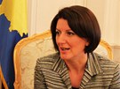 Kosovská prezidentka Atifete Jahjagová, za ní kosovská vlajka