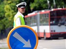 Na míst tragické sráky trolejbusu a tramvaje v Brn ídili policisté dopravu. (24. kvten 2011)