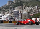 FORMULE VE MST. Fernando Alonso z Ferrari projídí tra Velké ceny Monaka bhem tetího volného tréninku.