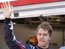 JSEM VÍTZ. Sebastian Vettel z Red Bullu kyne fanoukm po vítzné kvalifikaci na nedlní závod v Monaku. 