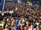 HLAVA NA HLAV. Fanouci ekají ped stadionem Wembley na zaátek finále Ligy mistr.