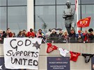FANDÍ NÁM I BH. Fanouci Manchesteru United vyvsili ped finále Ligy mistr transparent s anglickým nápisem "Bh fandí United".
