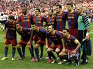 TAKHLE DNESKA NASTOUPÍME. Hrái Barcelony pózují fotografm ped zaátkem finále Ligy mistr.