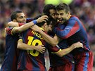 TÝMOVÁ RADOST. Hrái Barcelony slaví gól Pedra ve finále Ligy mistr proti Manchesteru United.