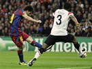 NÁPAH...A GÓL! Lionel Messi stílí pes obránce Evru, mí za chvíli zapadne do branky Manchesteru.