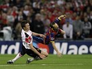 KOSA. Michael Carrick z Manchesteru United ostrým zákrokem zastavuje rozebhnutého Iniestu z Barcelony.