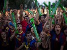 NADENÍ V ULICÍCH. Fanouci Barcelony, kteí sledovali finále Ligy mistr na velkoploné obrazovce, se radují po jedné z branek. 
