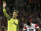 SMUTNÝ KONEC. Gólman Manchesteru Edwin van der Sar se louí s fanouky, prohrané finále Ligy mistr bylo jeho posledním zápasem v kariée.