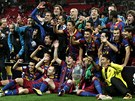 RADUJE SE CELÝ TÝM. Fotbalová Barcelona slaví vítzství v Lize mistr.