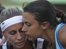 KAMARÁDKY. Francouzská Bartoliová objímá soupeku Dulkovou, která vzdala zápas kvli zranní nohy. 