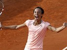 JAKO LEV. Italská tenistka Francesca Schiavoneová se raduje po vítzství nad Srbkou Jankoviovou. 
