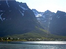 Za pohořím se nachází jeden z osmi ledovců na Lofotech.