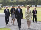 Barack Obama kráí areálem prezidentského paláce s irskou prezidentkou Mary McAleeseovou. V pozdjí Michelle Obamová a Martin McAleese (23. kvtna 2011)