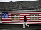 Dm s americkou vlajkou na poest návtvy prezidenta Obamy ve vesnici Moneygall, odkud pocházel jeho praprapradd z matiny strany (21. kvtna 2011)