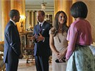 Barack Obama a jeho manelka Michelle hovoí v Buckinghamském paláci s princem...