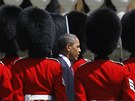 Barack Obama pi obhlídce estné gardy na zahrad Buckinghamského paláce (24. kvtna 2011)