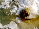 Vulkanický prach z islandské sopky Grímsvötn, jak ho poídila z vesmíru NASA (22. kvtna 2011)