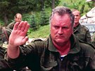 Ratko Mladi pijídí do obce Rajska Dolina. (28. srpna 1993)