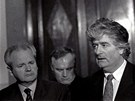 Slobodan Miloševič, Ratko Mladič a Radovan Karadžič na tiskové konferenci v Bělehradě (duben 1994)