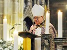 Arcibiskup Dominik Duka pi posledním rozlouení s ekonomem a bývalým ministrem financí Eduardem Janotou v katedrále svatého Víta v Praze. (27. kvtna 2011)
