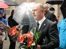 Poslanec Petr Skokan pichází na poslední rozlouení s ekonomem a bývalým ministrem financí Eduardem Janotou v katedrále svatého Víta v Praze. (27. kvtna 2011)