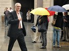 Bývalý poslanec Pavel Severa pichází na poslední rozlouení s ekonomem a bývalým ministrem financí Eduardem Janotou v katedrále svatého Víta v Praze. (27. kvtna 2011)
