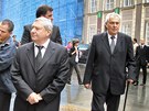 Miroslav louf a Milo Zeman picházejí na poslední rozlouení s ekonomem a bývalým ministrem financí Eduardem Janotou v katedrále svatého Víta v Praze. (27. kvtna 2011)