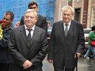 Miroslav louf a Milo Zeman picházejí na poslední rozlouení s ekonomem a bývalým ministrem financí Eduardem Janotou v katedrále svatého Víta v Praze. (27. kvtna 2011)