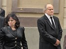 Miroslava Kopicová a Michael Kocáb picházejí na poslední rozlouení s ekonomem a bývalým ministrem financí Eduardem Janotou v katedrále svatého Víta v Praze. (27. kvtna 2011)