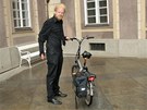 Tomá Sedláek pijel na kole na poslední rozlouení s ekonomem a bývalým ministrem financí Eduardem Janotou v katedrále svatého Víta v Praze. (27. kvtna 2011)