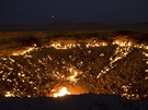 Brána do pekla - kráter v pouti Karakum v Turkmenistánu, ve kterém hoí zemní plyn