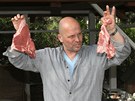 Zdenk Pohlreich ukazuje, jak má (na fotografii vlevo) a nemá (vpravo) vypadat T-bone steak.